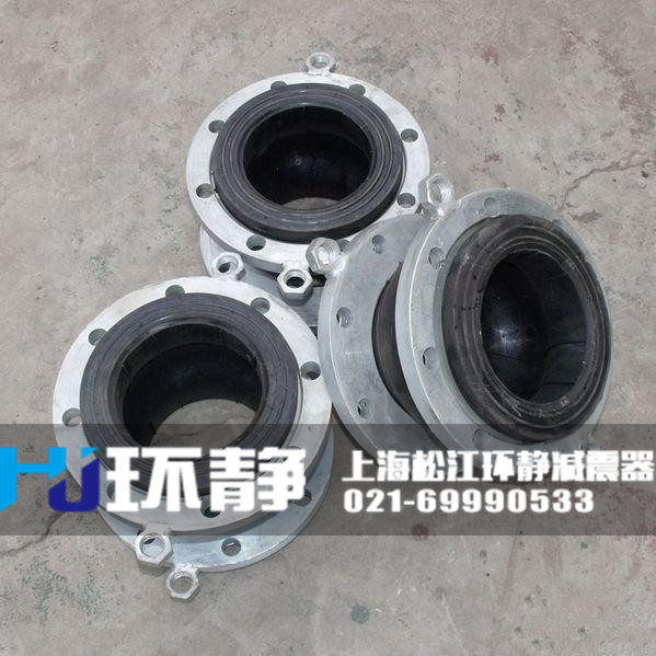 北京市朝陽(yáng)區(qū)<a href=http://m.bartlettforsheriff.com/products/xiangjiaojietou/function/180.html target=_blank class=infotextkey>耐油<a href=http://m.bartlettforsheriff.com target=_blank class=infotextkey>橡膠接頭</a></a>的實(shí)際安裝圖 /></p>要的外事活動(dòng)區(qū)。<br />北京市朝陽(yáng)區(qū)橡膠接頭是一種高彈性、高氣密性，耐介質(zhì)性和耐氣候性的管道接頭。 橡膠接頭采用多層次球體結(jié)構(gòu)，吸振能力強(qiáng)，減振降噪效果好；能承受較高的工作壓力，抗爆力大，彈性足；對(duì)壓縮、拉伸、扭轉(zhuǎn)變形能較好的起到位移補(bǔ)償作用。
北京市朝陽(yáng)區(qū)橡膠接頭的分類(lèi)方式
1、北京市朝陽(yáng)區(qū)橡膠接頭按連接方式分松套法蘭式、固定法蘭式和螺紋式3種。
2、北京市朝陽(yáng)區(qū)橡膠接頭按結(jié)構(gòu)可分為單球體、雙球體、異徑體、彎球體及風(fēng)壓盤(pán)管等5種。
北京市朝陽(yáng)區(qū)橡膠接頭由內(nèi)外層膠、簾布層和鋼絲圈組成管狀橡膠件，經(jīng)硫化成型后再與金屬法蘭或平行接頭松套組合而成。橡膠接頭可降低振動(dòng)及噪聲，并可對(duì)因溫度變化引起的熱脹冷縮起補(bǔ)償作用，廣泛應(yīng)用于各種管道系統(tǒng)。
北京市朝陽(yáng)區(qū)橡膠接頭在利用橡膠的基礎(chǔ)上，其特性與橡膠接頭一樣具有彈性、高氣密性、耐介質(zhì)性、耐候性和耐輻射性等有點(diǎn)，采用高強(qiáng)度、冷熱穩(wěn)定性強(qiáng)的聚酯簾子布斜交與之復(fù)合后，經(jīng)過(guò)高壓、高溫模具硫化而成。管道必須有固定支撐或固定托架，固定托架的力必須大于軸向力。垂直安裝和架空安裝時(shí)產(chǎn)品兩端需安裝相應(yīng)的固定支架和受力支架，以防止工作受壓后拉脫。
橡膠接頭主體采用極性橡膠，能較好地耐熱、耐油、耐腐、耐酸、耐老化。橡膠接頭廣泛應(yīng)用于各類(lèi)建筑、廠礦、化工、石油等行業(yè)的水暖通風(fēng)管道，給水排水和循環(huán)水管道、冷凍管道、防腐管道、消防、壓縮機(jī)管道。以及實(shí)驗(yàn)室、研究所、船舶、艦艇等設(shè)施上，用來(lái)防護(hù)和治理系統(tǒng)管道工程隔振降噪，位移補(bǔ)償。
環(huán)靜<a href=http://www.jianzhenqi.xin target=_blank class=infotextkey>減震器</a>管道設(shè)備有限公司專(zhuān)業(yè)生產(chǎn)橡膠接頭，有著豐富的經(jīng)驗(yàn)，優(yōu)良的設(shè)備，歡迎您的選購(gòu)。環(huán)靜管道作為專(zhuān)業(yè)的<a href=http://m.bartlettforsheriff.com target=_blank class=infotextkey>橡膠接頭廠家</a>，生產(chǎn)和供應(yīng)橡膠接頭型號(hào)有三十多種，并且橡膠接頭規(guī)格齊全，從而能夠?yàn)槎喾N管道口徑的安裝環(huán)境做配套。歡迎大家來(lái)電咨詢(xún)和選購(gòu)，聯(lián)系電話(huà)021-69990533.<h3>零部件材料</h3>
<table cellspacing=